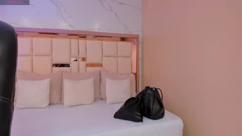 Snapshot of julieta_rose__ chatting on April 8, 9:37 pm online show from April 8, 9:37 pm