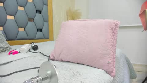 juliette_pretty_ online show from March 18, 9:40 pm