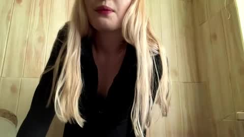 Snapshot of juligwartney chatting on June 9, 2:28 pm Malin online show from June 9, 2:28 pm