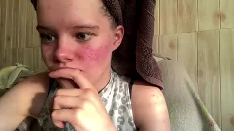 Snapshot of juligwartney chatting on June 14, 3:14 pm Malin online show from June 14, 3:14 pm