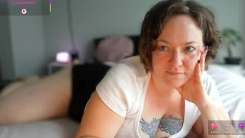 Snapshot of julimonroe chatting on May 6, 2:55 pm Juli Monroe online show from May 6, 2:55 pm
