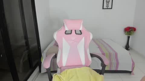 Snapshot of juline_smithh chatting on December 1, 10:42 am Juline Smith online show from December 1, 10:42 am