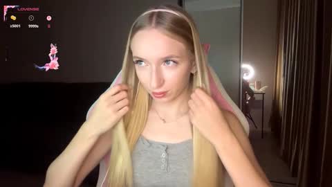 Sofie online show from December 18, 3:18 pm