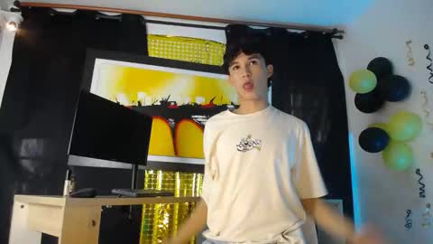 Snapshot of jullian_ricci chatting on March 13, 7:20 pm jullian online show from March 13, 7:20 pm