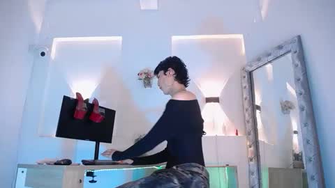 Snapshot of jullian_ricci chatting on May 16, 10:30 pm jullian online show from May 16, 10:30 pm