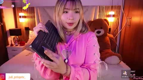 Snapshot of jullianapriv_ chatting on February 21, 1:34 pm jullianapriv_ online show from February 21, 1:34 pm