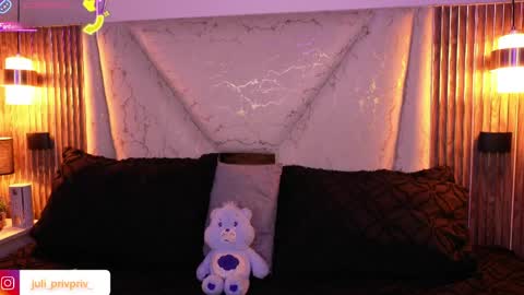 Snapshot of jullianapriv_ chatting on March 25, 3:07 pm jullianapriv_ online show from March 25, 3:07 pm