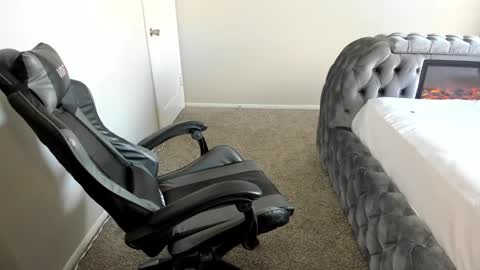 Snapshot of july_and_erick chatting on September 19, 8:09 pm july online show from September 19, 8:09 pm