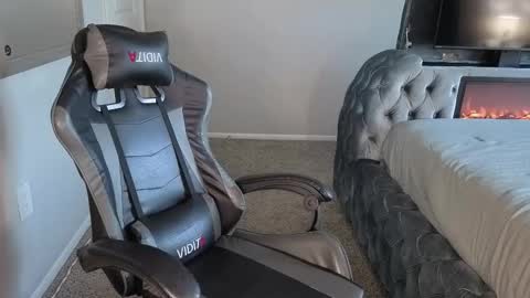 Snapshot of july_and_erick chatting on October 28, 9:39 pm july online show from October 28, 9:39 pm