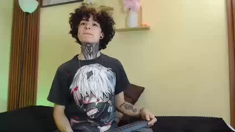 Snapshot of juneblake_ chatting on March 18, 2:42 pm JuneBlake online show from March 18, 2:42 pm