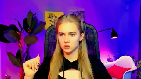 Snapshot of junewoods chatting on November 20, 9:20 am junewoods online show from November 20, 9:20 am