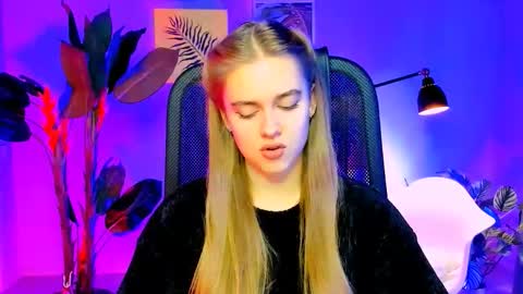 Snapshot of junewoods chatting on November 27, 6:15 am junewoods online show from November 27, 6:15 am