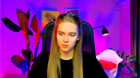 Snapshot of junewoods chatting on December 1, 6:18 am junewoods online show from December 1, 6:18 am