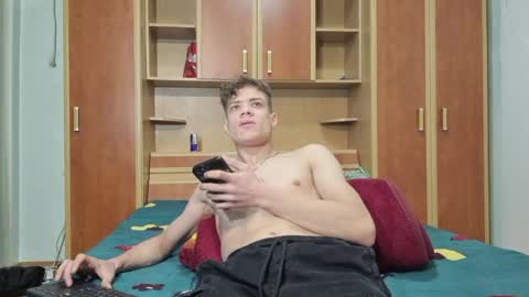 Snapshot of just_alexx12 chatting on December 18, 9:29 pm just_alexx12 online show from December 18, 9:29 pm