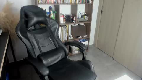 Snapshot of just_thatguy_ chatting on October 17, 11:57 am know me online show from October 17, 11:57 am