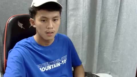 Snapshot of justcallme_james chatting on April 7, 4:24 am James online show from April 7, 4:24 am