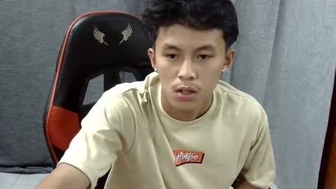 Snapshot of justcallme_james chatting on April 9, 5:07 am James online show from April 9, 5:07 am