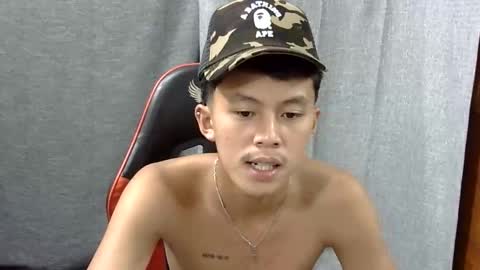 Snapshot of justcallme_james chatting on April 17, 5:21 am James online show from April 17, 5:21 am
