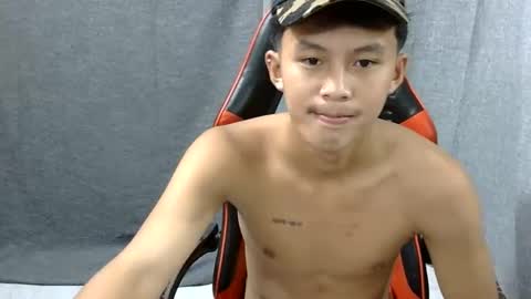 Snapshot of justcallme_james chatting on April 18, 5:33 am James online show from April 18, 5:33 am