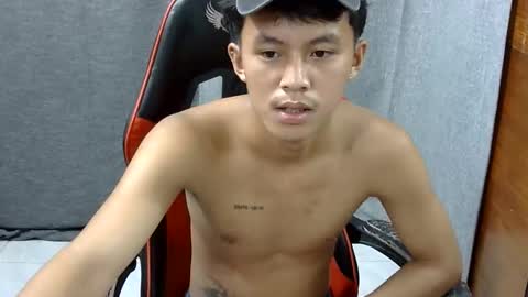 Snapshot of justcallme_james chatting on April 24, 2:14 am James online show from April 24, 2:14 am