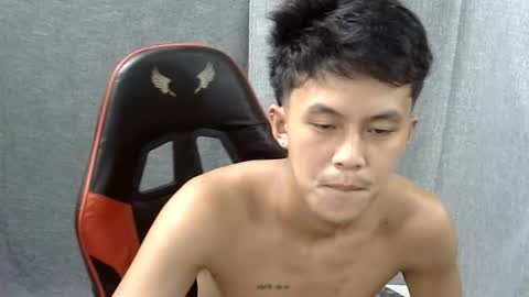 Snapshot of justcallme_james chatting on May 19, 3:13 am James online show from May 19, 3:13 am