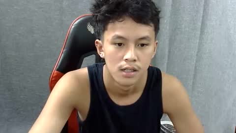 Snapshot of justcallme_james chatting on May 24, 3:22 am James online show from May 24, 3:22 am