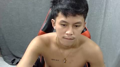 Snapshot of justcallme_james chatting on May 27, 4:09 am James online show from May 27, 4:09 am