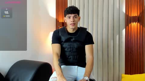 Snapshot of justin_mack_ chatting on October 31, 11:44 am Justin online show from October 31, 11:44 am