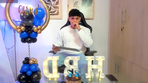 justin_payn14 online show from May 24, 2:22 pm