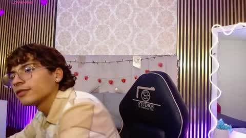 Snapshot of justin_tay1 chatting on March 1, 3:30 am justin online show from March 1, 3:30 am