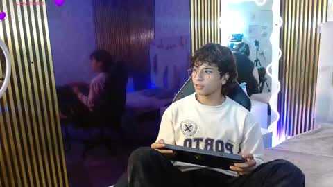 Snapshot of justin_tay1 chatting on March 5, 3:13 am justin online show from March 5, 3:13 am