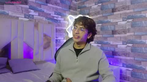 Snapshot of justin_tay1 chatting on March 8, 3:10 am justin online show from March 8, 3:10 am