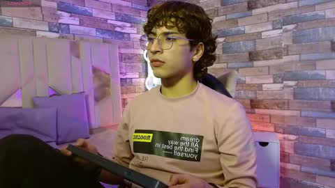 Snapshot of justin_tay1 chatting on March 15, 3:45 am justin online show from March 15, 3:45 am