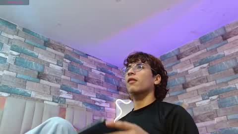 Snapshot of justin_tay1 chatting on March 21, 11:59 am justin online show from March 21, 11:59 am