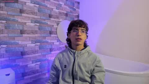 Snapshot of justin_tay1 chatting on March 25, 12:11 pm justin online show from March 25, 12:11 pm