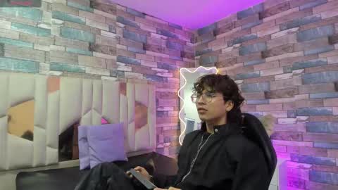 Snapshot of justin_tay1 chatting on March 27, 11:32 am justin online show from March 27, 11:32 am