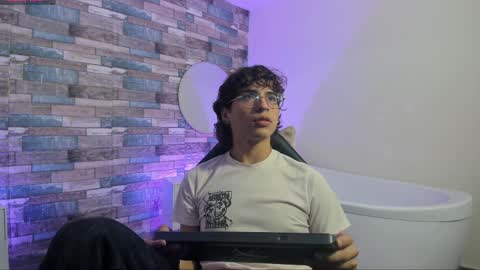 Snapshot of justin_tay1 chatting on April 1, 11:33 am justin online show from April 1, 11:33 am