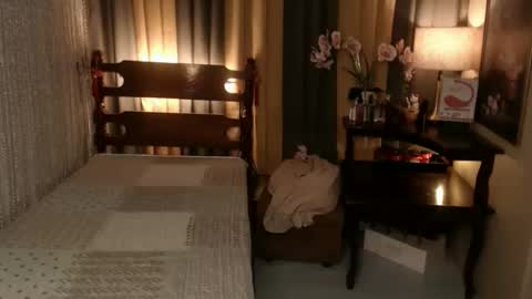Snapshot of justine_hunk chatting on March 17, 12:59 am justine_hunk online show from March 17, 12:59 am