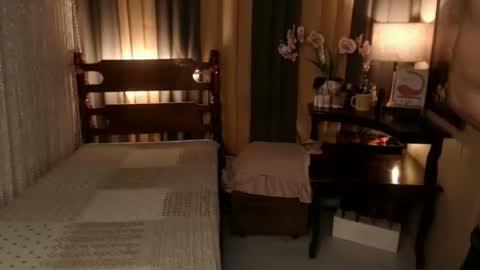Snapshot of justine_hunk chatting on April 2, 4:54 am justine_hunk online show from April 2, 4:54 am