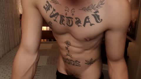 Snapshot of justine_hunk chatting on April 25, 6:05 pm justine_hunk online show from April 25, 6:05 pm