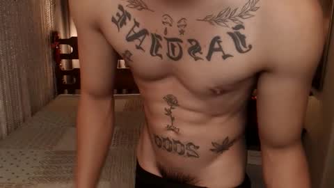 Snapshot of justine_hunk chatting on May 12, 7:11 pm justine_hunk online show from May 12, 7:11 pm