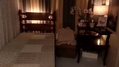 Snapshot of justine_hunk chatting on May 25, 9:43 pm justine_hunk online show from May 25, 9:43 pm