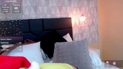 Snapshot of justineperry chatting on December 24, 8:22 am Justine online show from December 24, 8:22 am