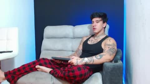 justinfuller_31 online show from May 13, 8:16 pm