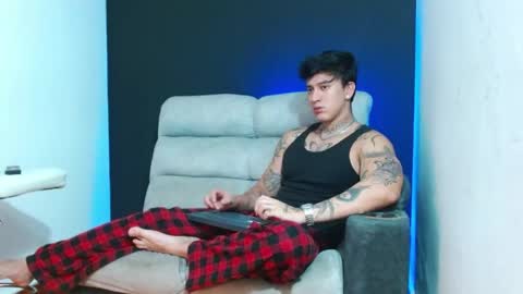 justinfuller_31 online show from May 16, 6:50 pm