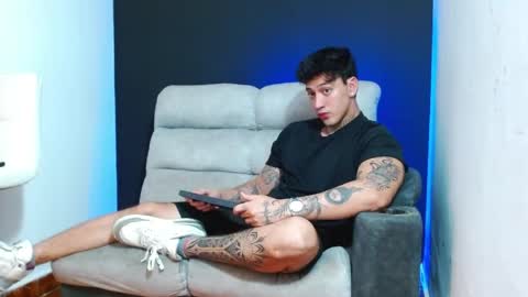 justinfuller_31 online show from May 24, 10:04 pm