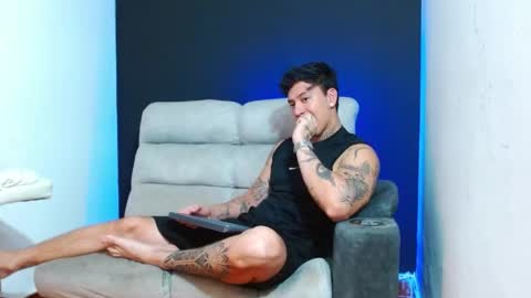 justinfuller_31 online show from May 27, 7:33 pm