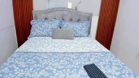 Snapshot of kalibloom_ chatting on December 2, 8:48 pm Kali Bloom online show from December 2, 8:48 pm