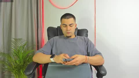 Snapshot of kalivan_voinesscu chatting on October 13, 7:52 am K A L I online show from October 13, 7:52 am