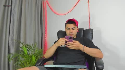 Snapshot of kalivan_voinesscu chatting on December 1, 8:08 am K A L I online show from December 1, 8:08 am